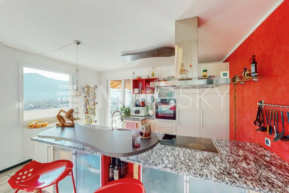 Unbeatable views, large spaces, in a sunny area