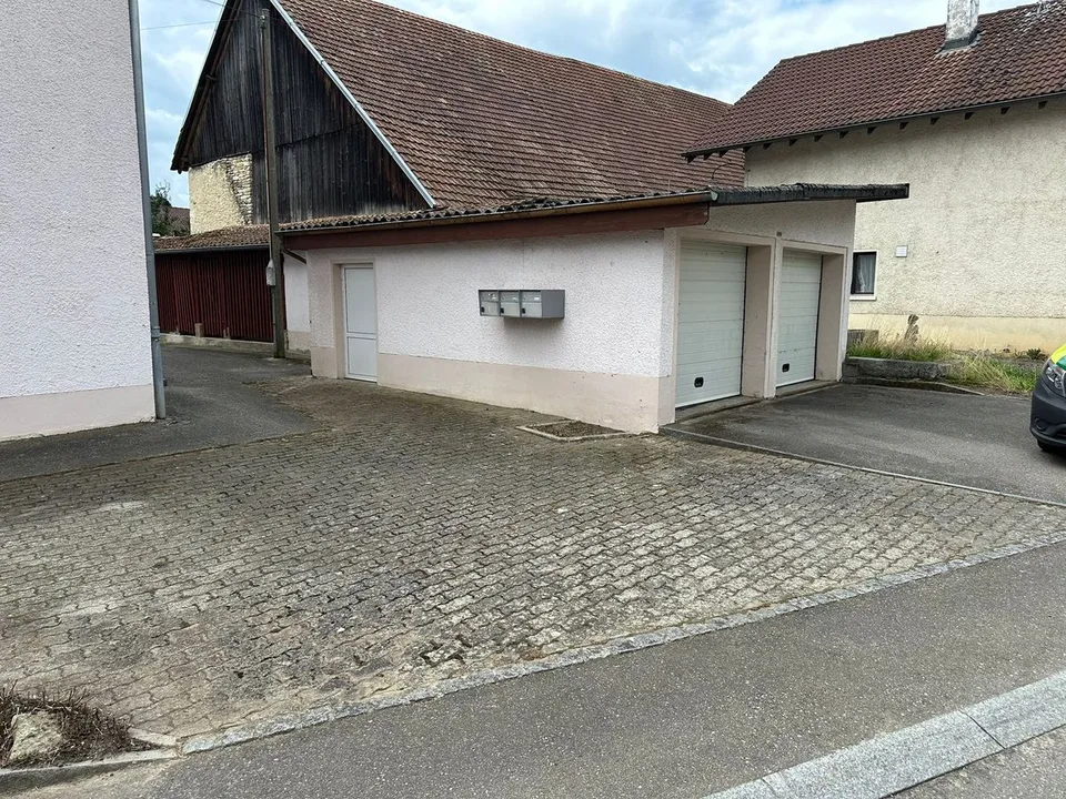 Großes Gebäude mit 3 Wohnungen