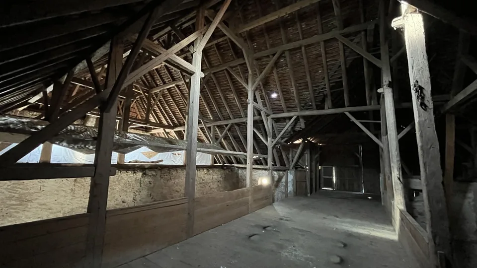 Bella fattoria con permesso di costruzione per 5 appartamenti.