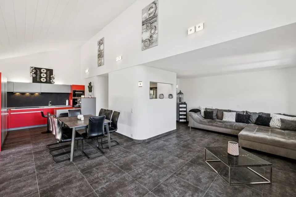 Große helle Villa mit atemberaubender Aussicht - inklusive unabhängiger 3,5-Zimmer-Wohnung.
