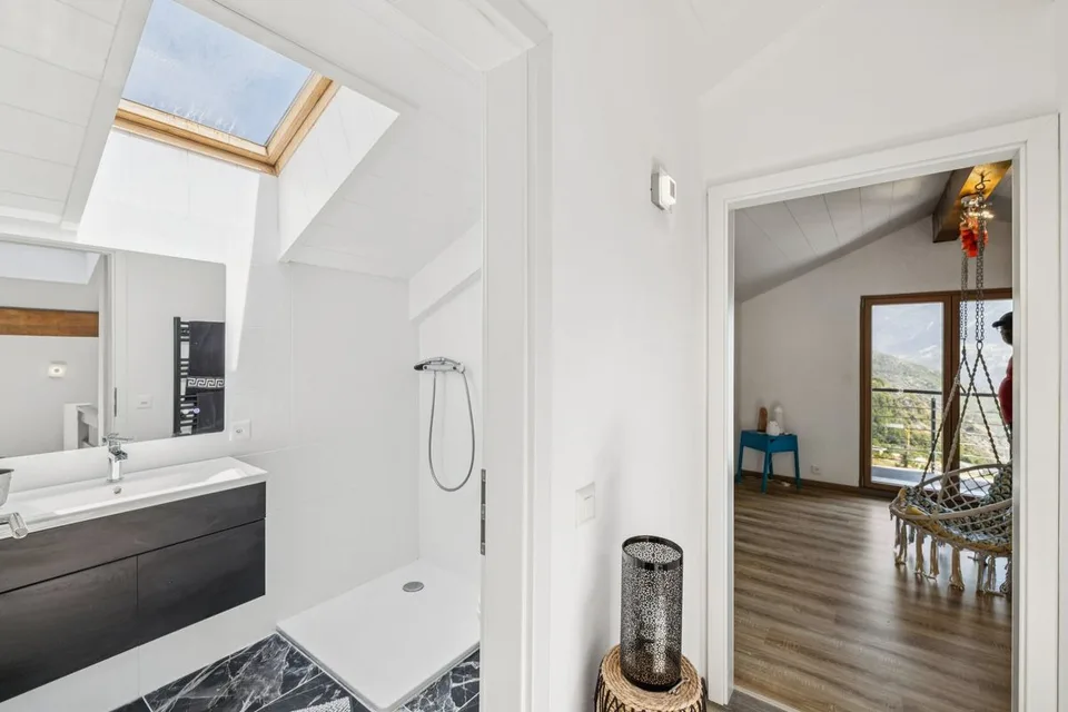 Große helle Villa mit atemberaubendem Blick - unabhängige 3,5-Zimmer-Wohnung inklusive. – Foto 9 von 11
