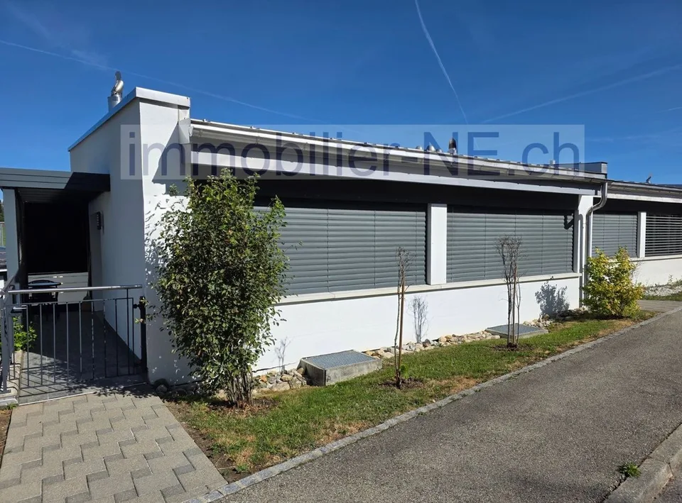 Villa moderne bénéficiant d'un jardin privatif et d'une place de stationnement intérieure