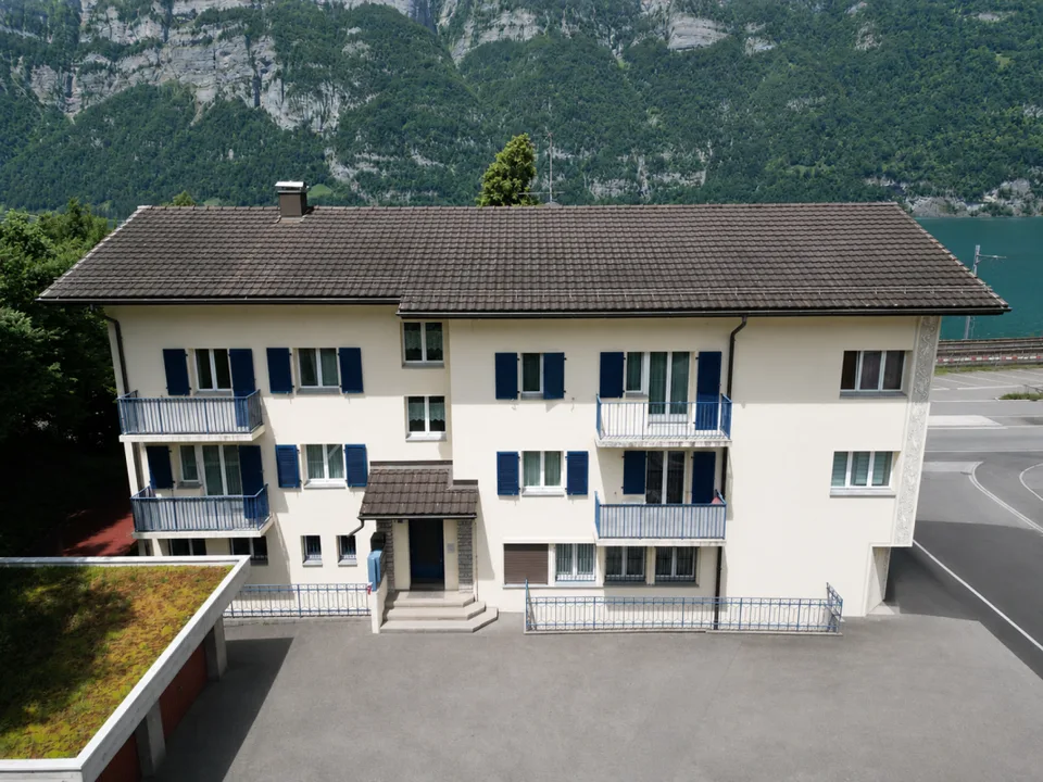 Mehrfamilienhaus mit 4 Wohneinheiten und einem Gewerbelokal in Unterterzen SG