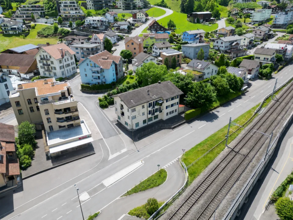 Mehrfamilienhaus mit 4 Wohneinheiten und einem Gewerbelokal in Unterterzen SG