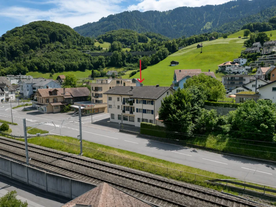 Mehrfamilienhaus mit 4 Wohneinheiten und einem Gewerbelokal in Unterterzen SG