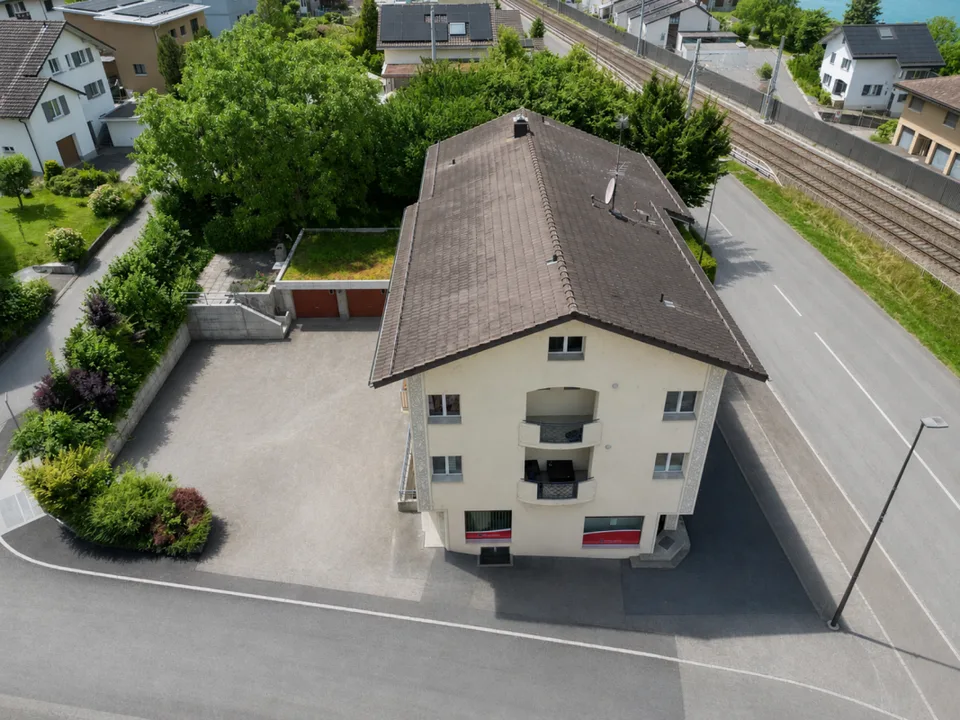Mehrfamilienhaus mit 4 Wohneinheiten und einem Gewerbelokal in Unterterzen SG
