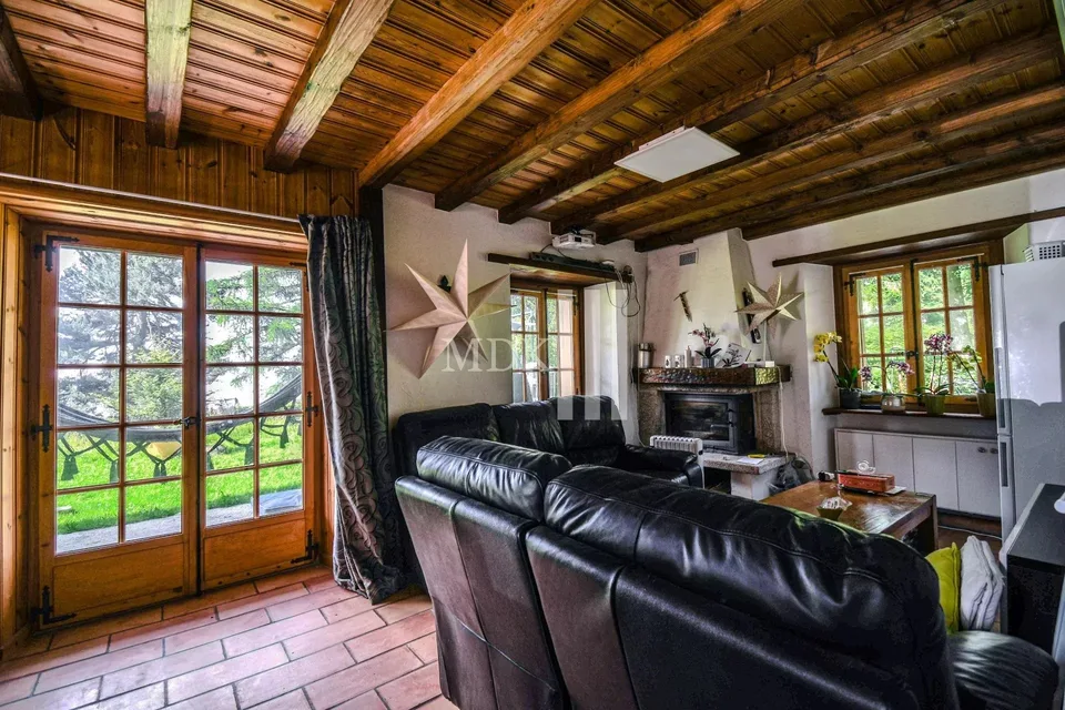 Magnifico chalet isolato con ampi terreni a Giettes