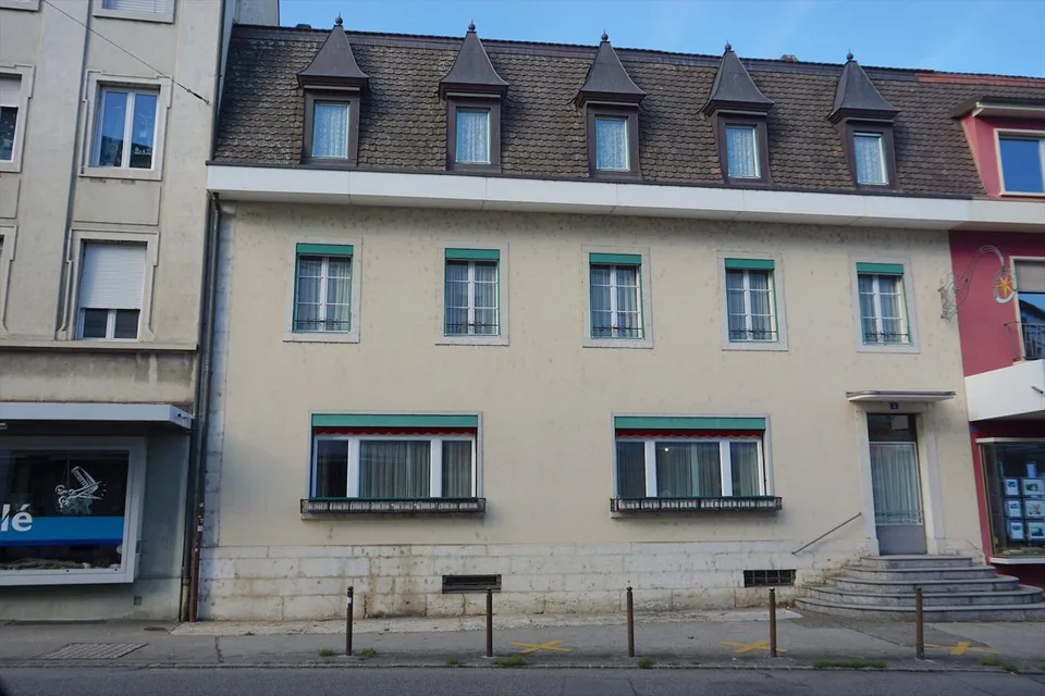 ARI-248 Pour investisseurs - Immeuble d'habitation, ancien restaurant à transfor