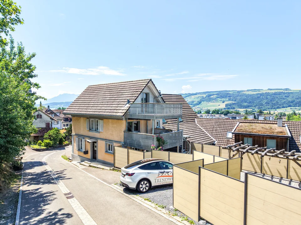 Gepflegtes 4.5-Zimmer-Doppeleinfamilienhaus mit Garten in Hitzkirch