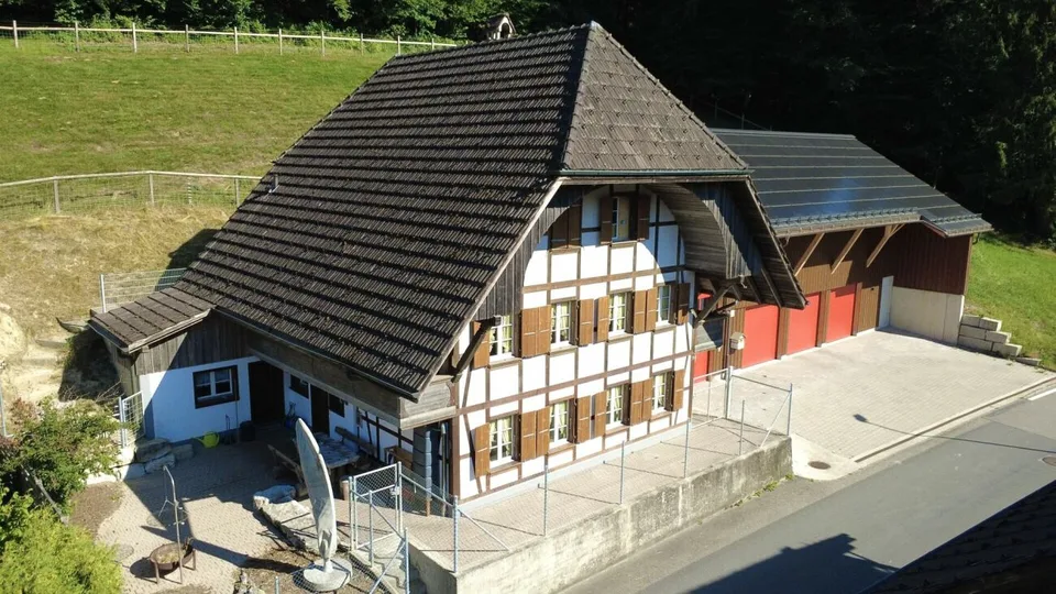 Modernisiertes Einfamilienhaus mit hochwertigem Neubau-Anbau und 3 Einstellplätzen!