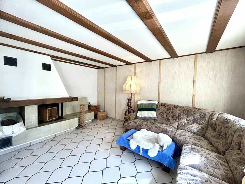 Modernisiertes Einfamilienhaus mit hochwertigem Neubau-Anbau und 3 Einstellplätzen!