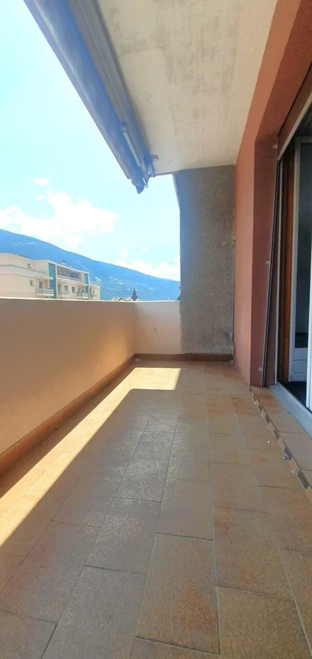 Appartement lumineux de 3,5 pièces rénové au coeur de Noës