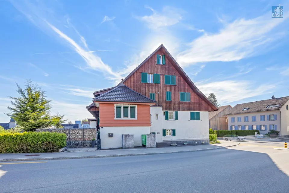 Maison multifamiliale bien entretenue avec garage souterrain au centre du village !