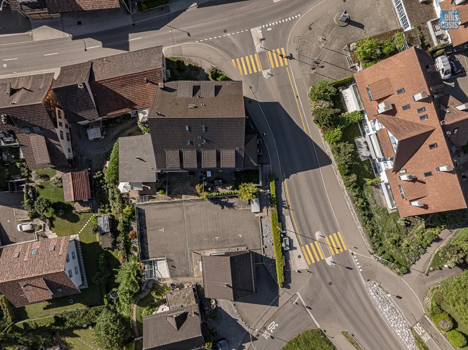 Maison multifamiliale bien entretenue avec garage souterrain au centre du village !
