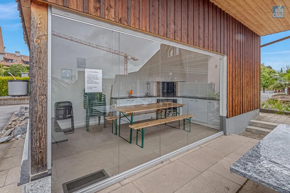 Maison multifamiliale bien entretenue avec garage souterrain au centre du village !