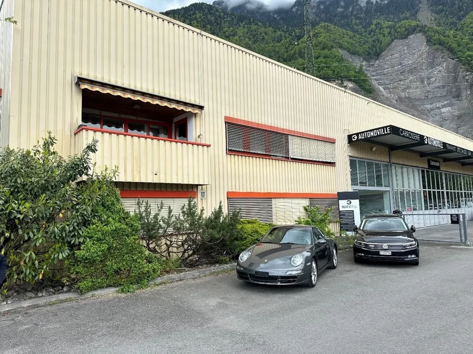 Halle artigianale di 1670 m2 con zona residenziale di 212 m2 a Villeneuve