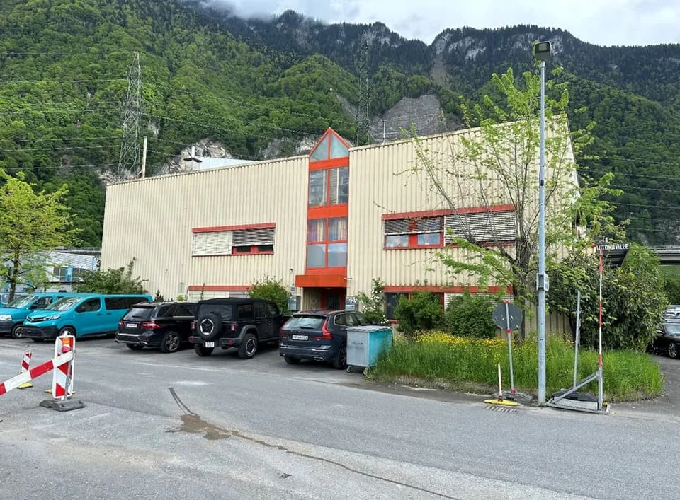 Halle artisanale de 1670 m2 avec zone résidentielle de 212 m2 à Villeneuve