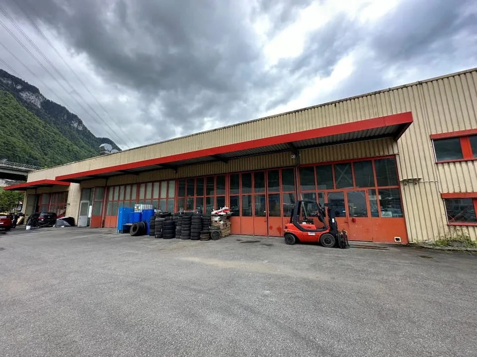 Halle artigianale di 1670 m2 con zona residenziale di 212 m2 a Villeneuve
