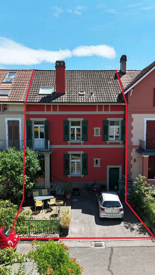 In vendita a Delémont casa con 3 appartamenti, terrazza e giardino