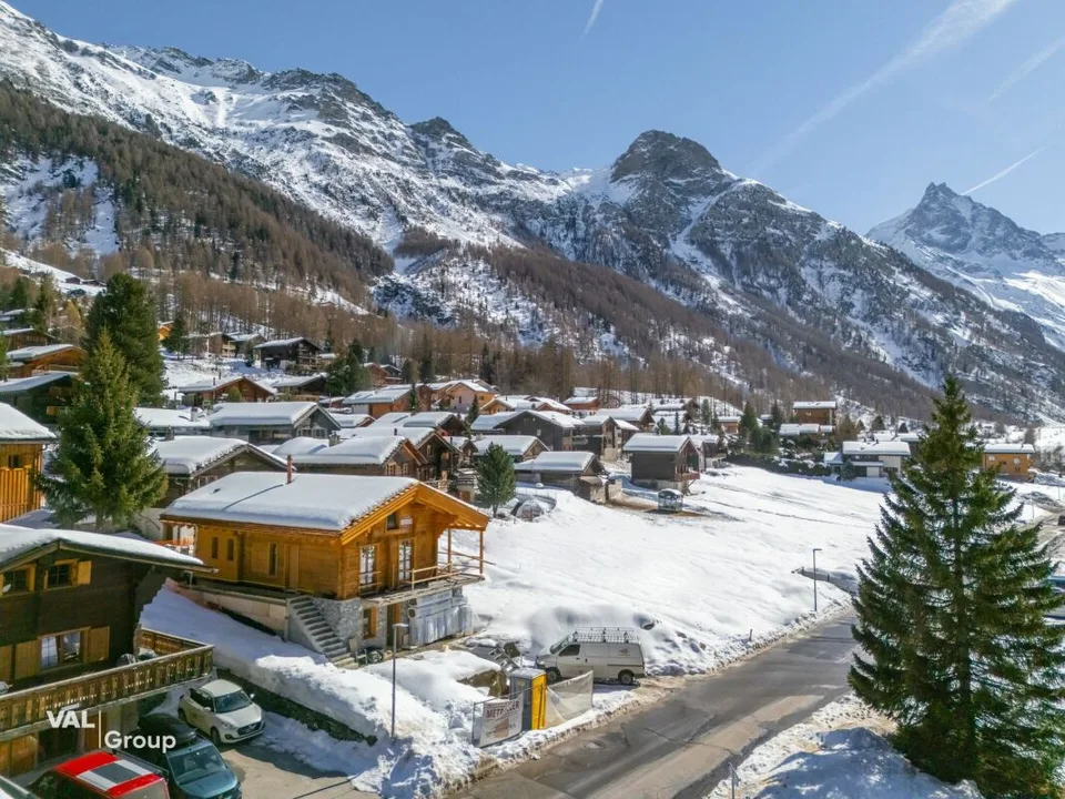 Charmant chalet aux élégances alpines dans un décor à couper le souffle