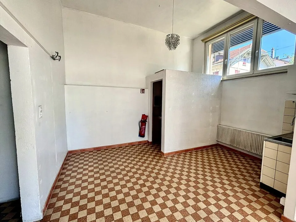 Spazio commerciale e appartamento di 2,5 locali