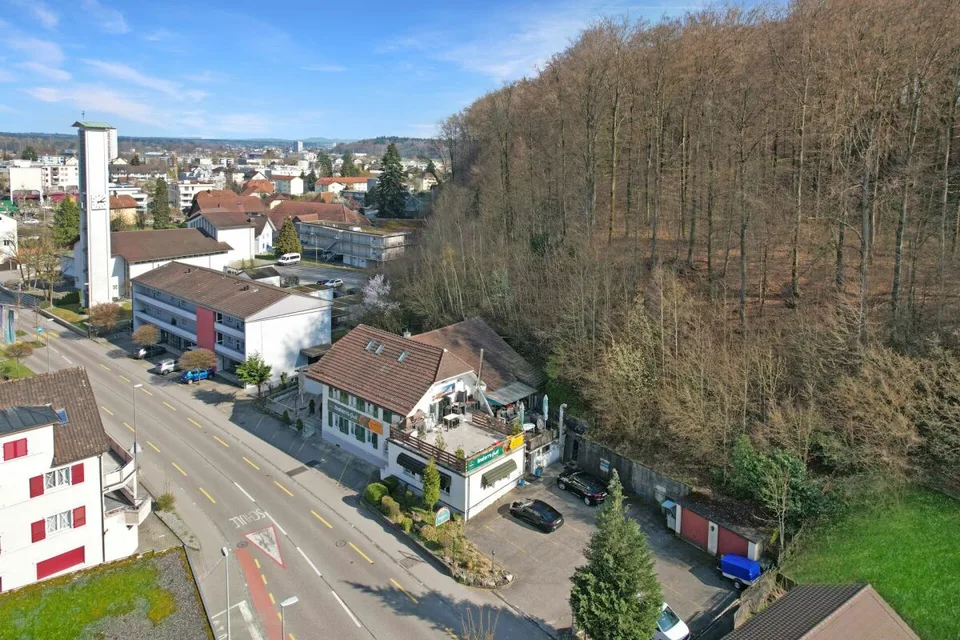 Attraktives Wohn- und Geschäftshaus mit 5.3% Rendite &amp; Ausbaupotenzial