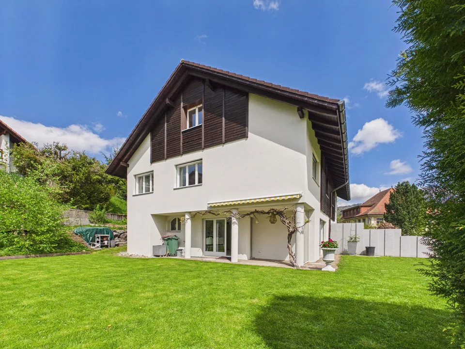 Affascinante casa bifamiliare di 5,5 stanze con vista panoramica e giardino paradisiaco alla fine di una strada senza uscita