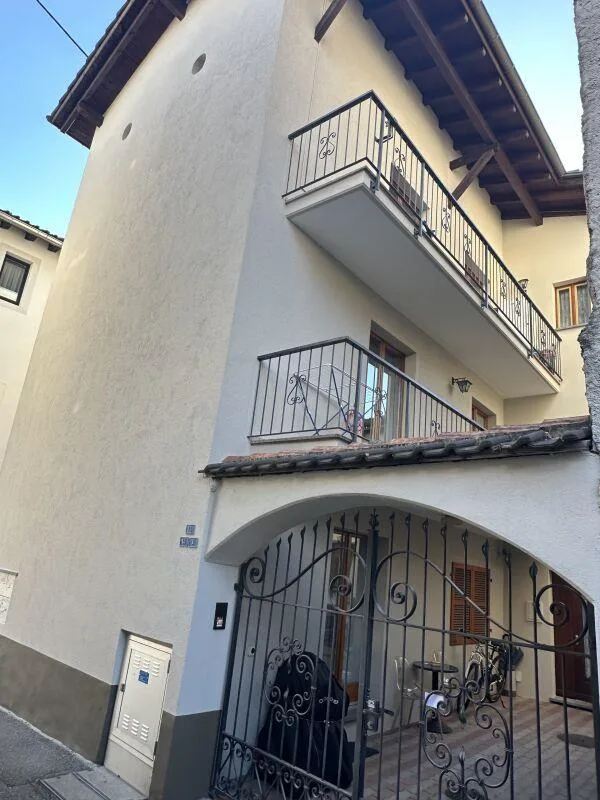 Historischer Charme trifft modernen Wohnkomfort – 3.5-Zimmer-Wohnung mit Privatparkplatz im Herzen von Losone