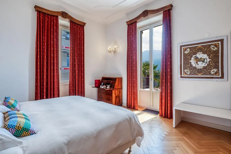 Grosszügige Wohnung in historischer Villa mit Terrasse und Balkon