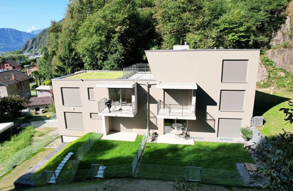 Neue Wohnung mit Garten in kleiner moderner Wohnanlage