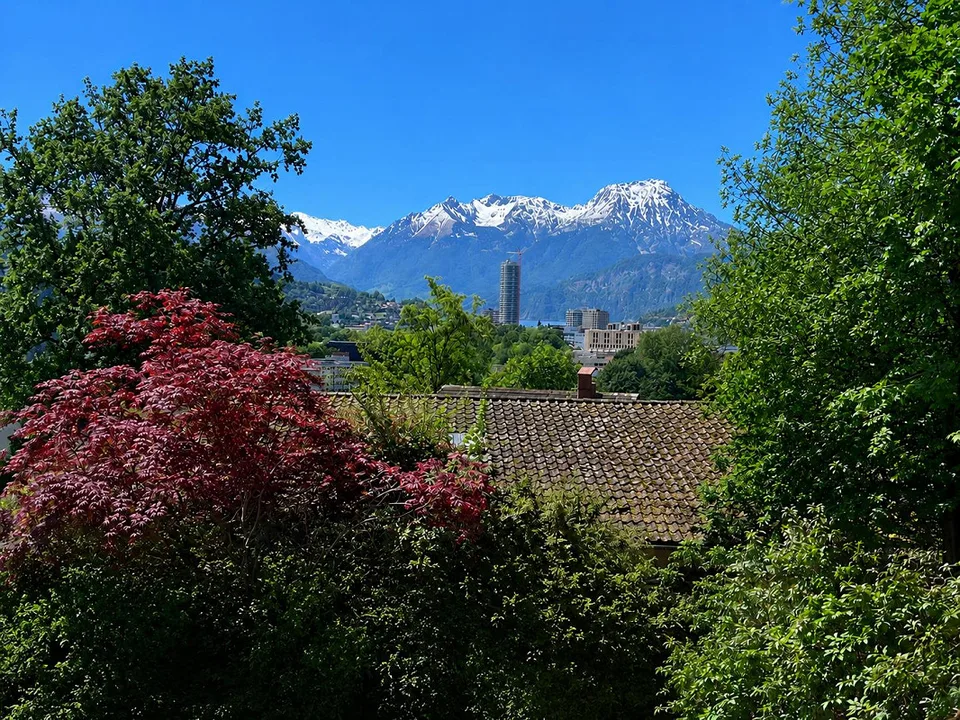 Grosse 3.5-Zimmer-Maisonettewohnung mit 80m2 Terrasse & Abendsonne
