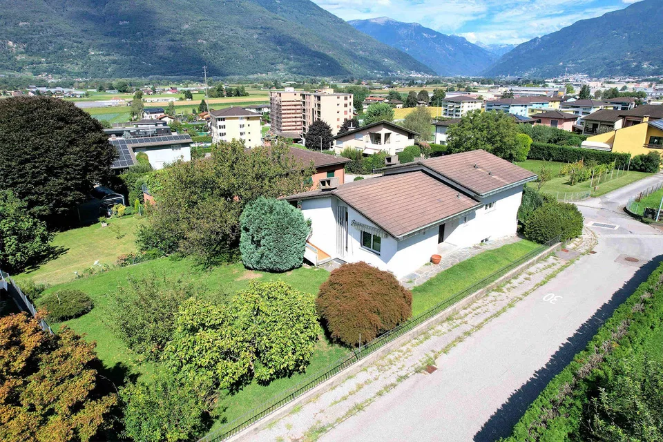 Einfamilienhaus mit großem Grundstück in ruhiger Lage