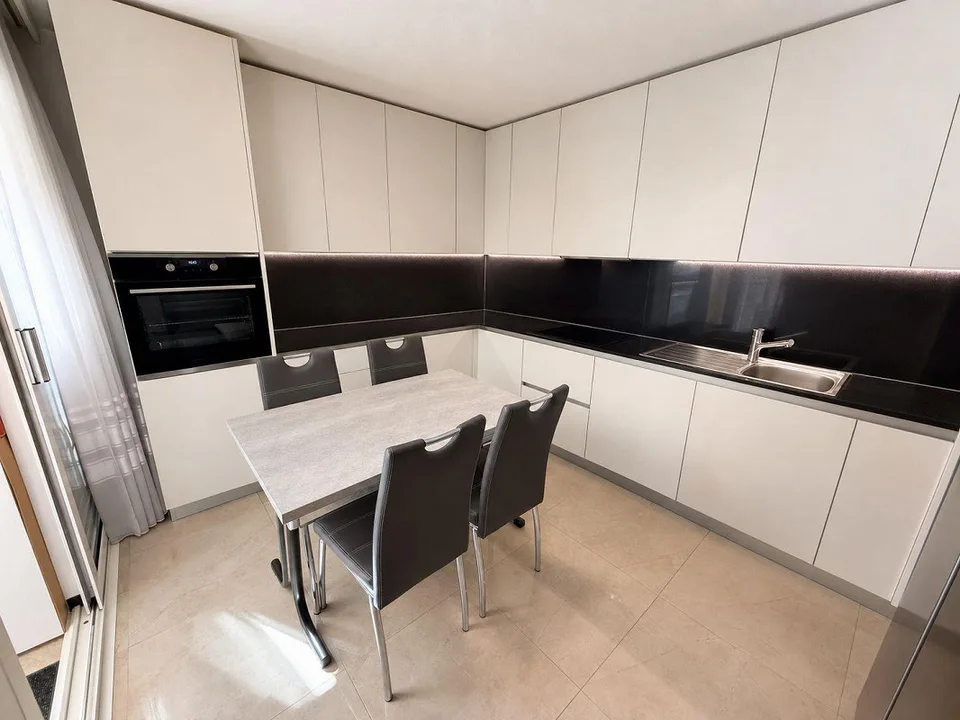 Elegantes 4.5-Zimmer-Wohnung mit 2 Terrassen und 3 Parkplätzen in Gordola