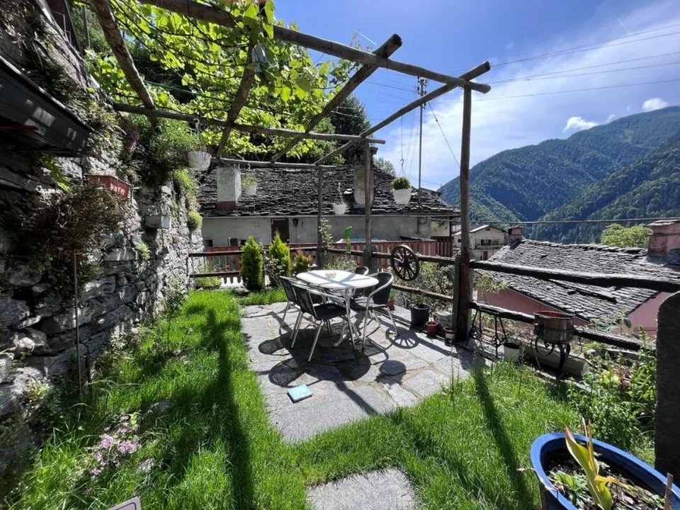 Maison rénovée avec trois appartements de 3 ½ pièces avec terrain à bâtir | COMOLO...