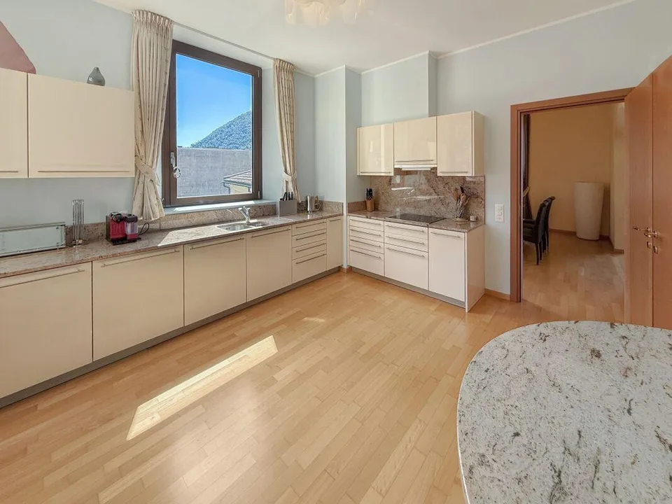 Luxuriöse 4,5-Zimmer-Wohnung mit herrlichem Seeblick | Appartamento...