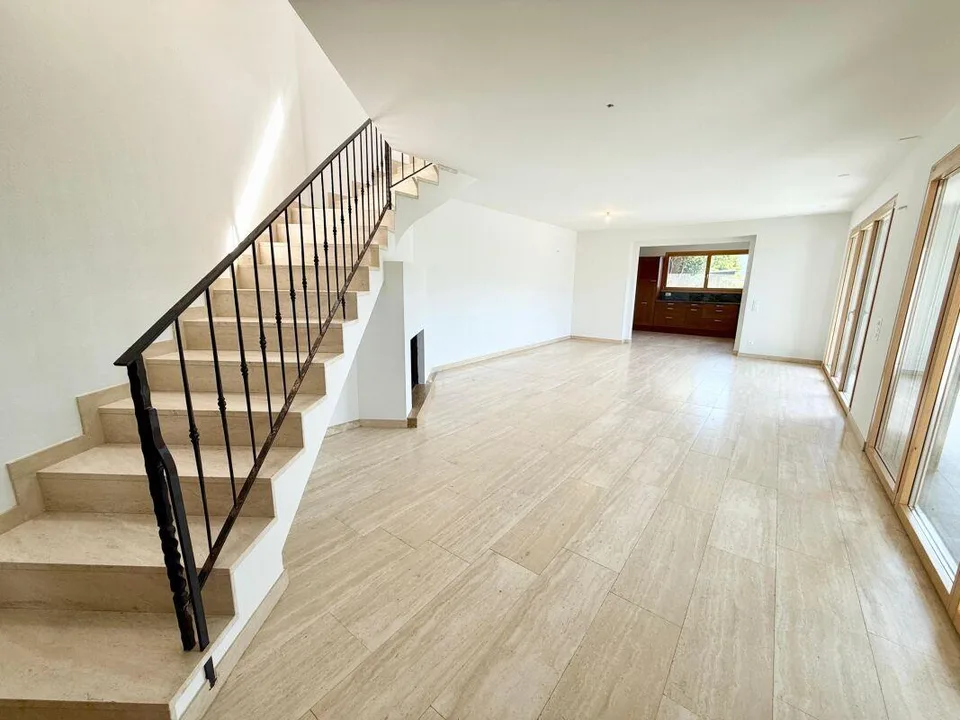 Maison avec un appartement de 5.5 pièces et un appartement de 2 pièces, 2+ places de parking, propriété et panneaux solaires