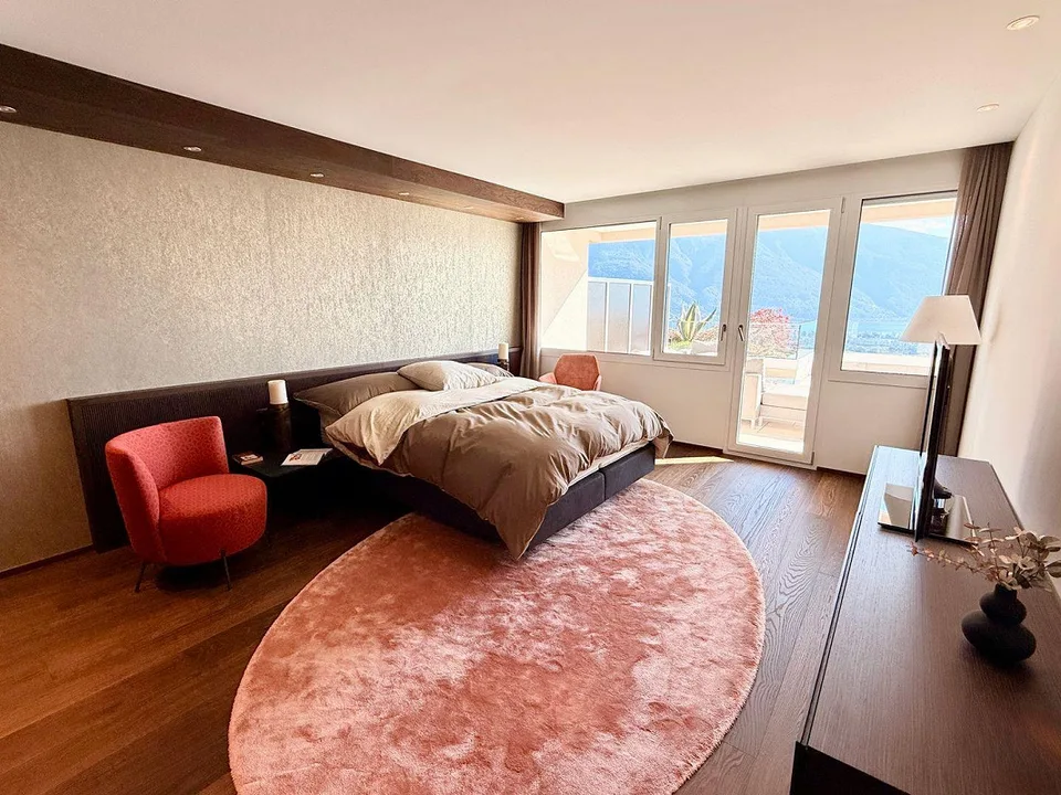 Grande Appartamento di Lusso con Ampia Terrazza e Vista Mozzafiato