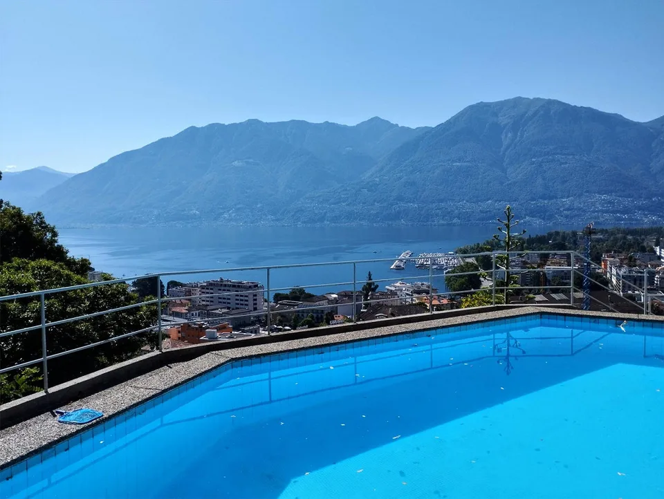 MURALTO – Appartement élégant avec piscine privée et vue imprenable sur le lac