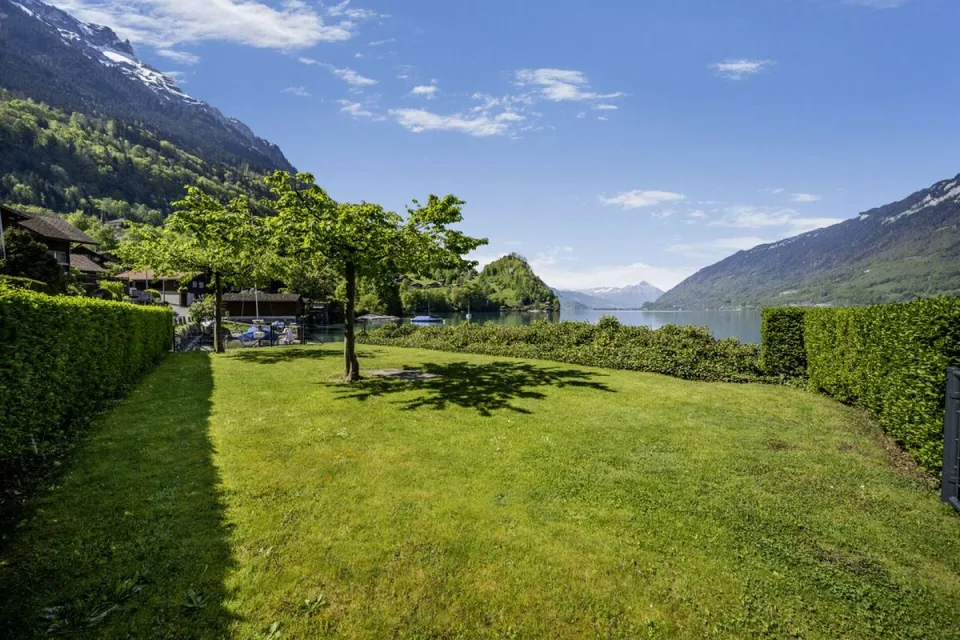LAKESIDE LIVING Appartamento con giardino di 4,5 locali a Iseltwald