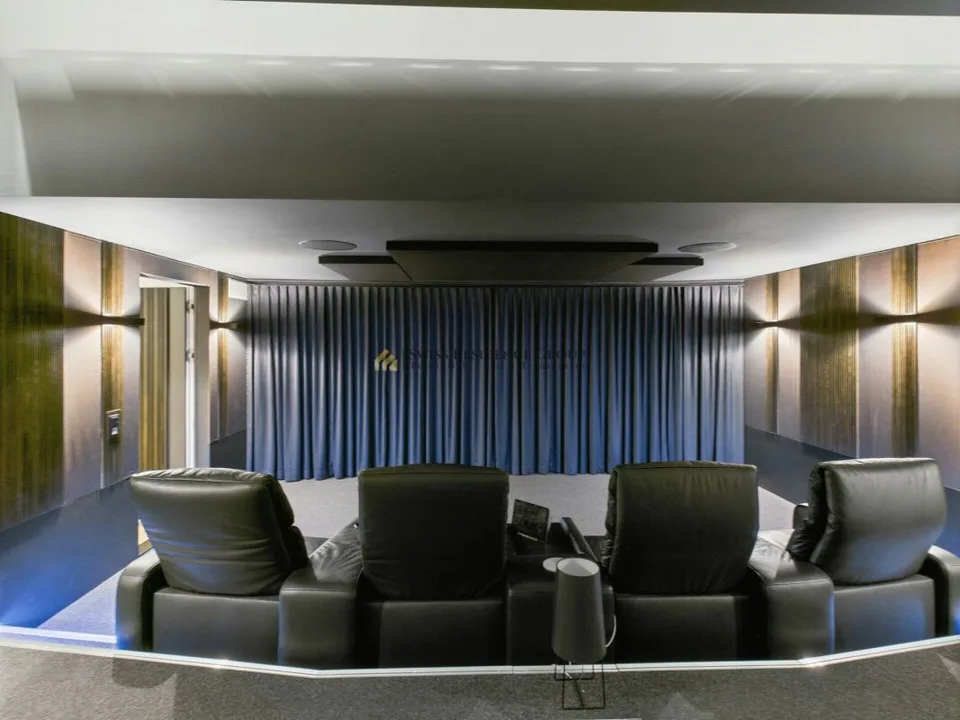 Spazio commerciale loft unico di 214m2 con galleria e cinema privato