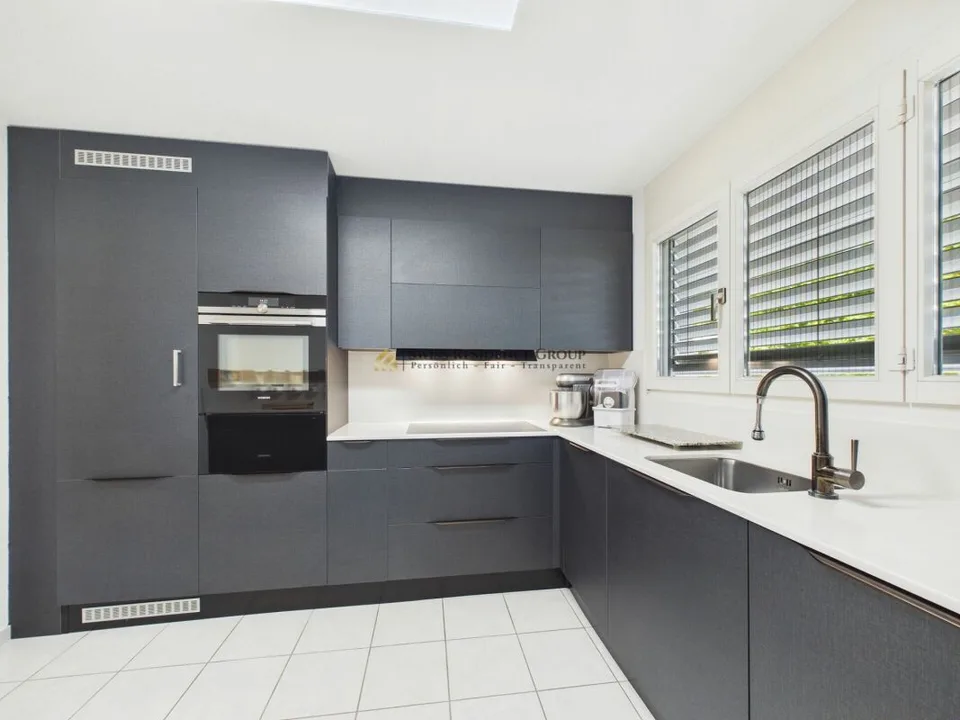Maison d'angle moderne de 6,5 pièces avec jardin ensoleillé dans un quartier résidentiel recherché – photo 7 sur 13