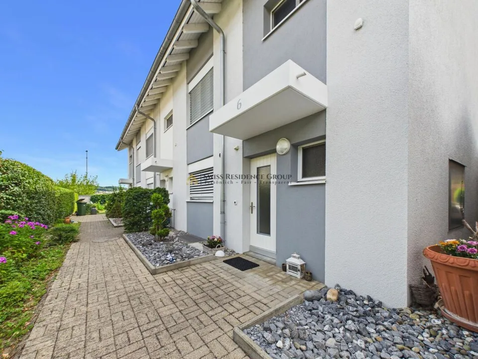 Casa d'angolo moderna di 6,5 locali con giardino soleggiato in una zona residenziale ambita