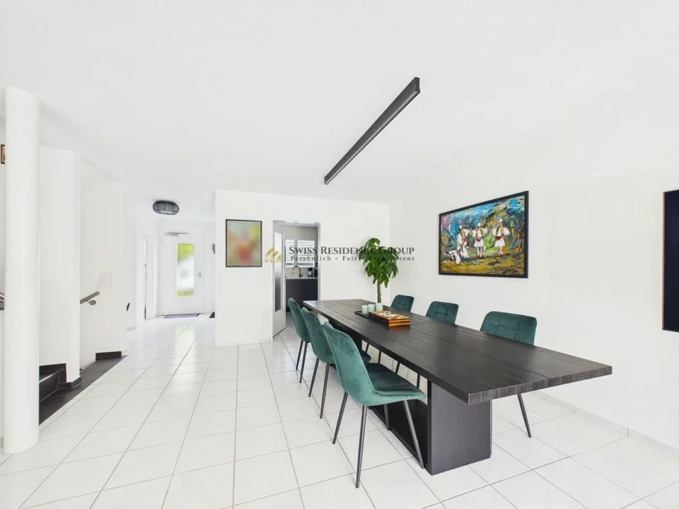 Casa d'angolo moderna di 6,5 locali con giardino soleggiato in una zona residenziale ambita
