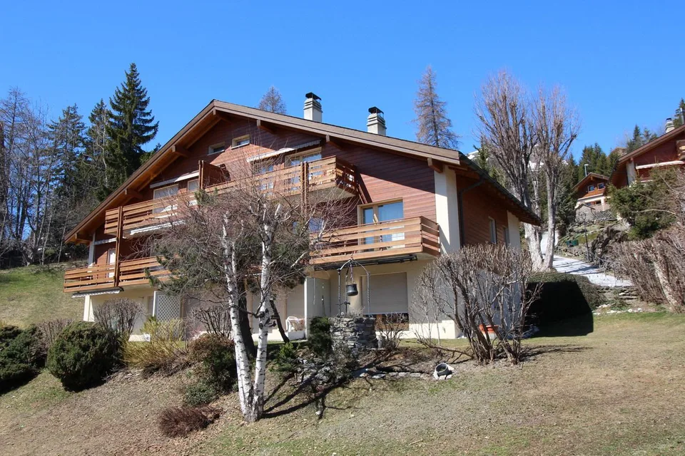 Appartement en demi-attique d'angle de 4.5 pièces à Crans-Montana, quartier calme en bordure de bisse avec vue montagne