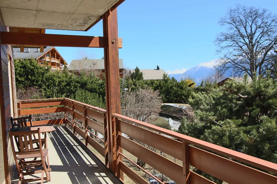 Appartamento angolare in mezzattico di 4,5 locali a Crans-Montana, zona tranquilla al confine con il bisse con vista montagna