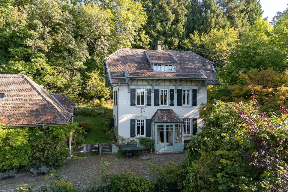 Essertines-sur-Rolle | Charmantes Haus und seine Nebengebäude in der Ortschaft
