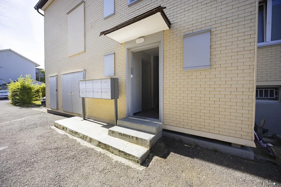 Maison multifamiliale entièrement louée avec huit appartements