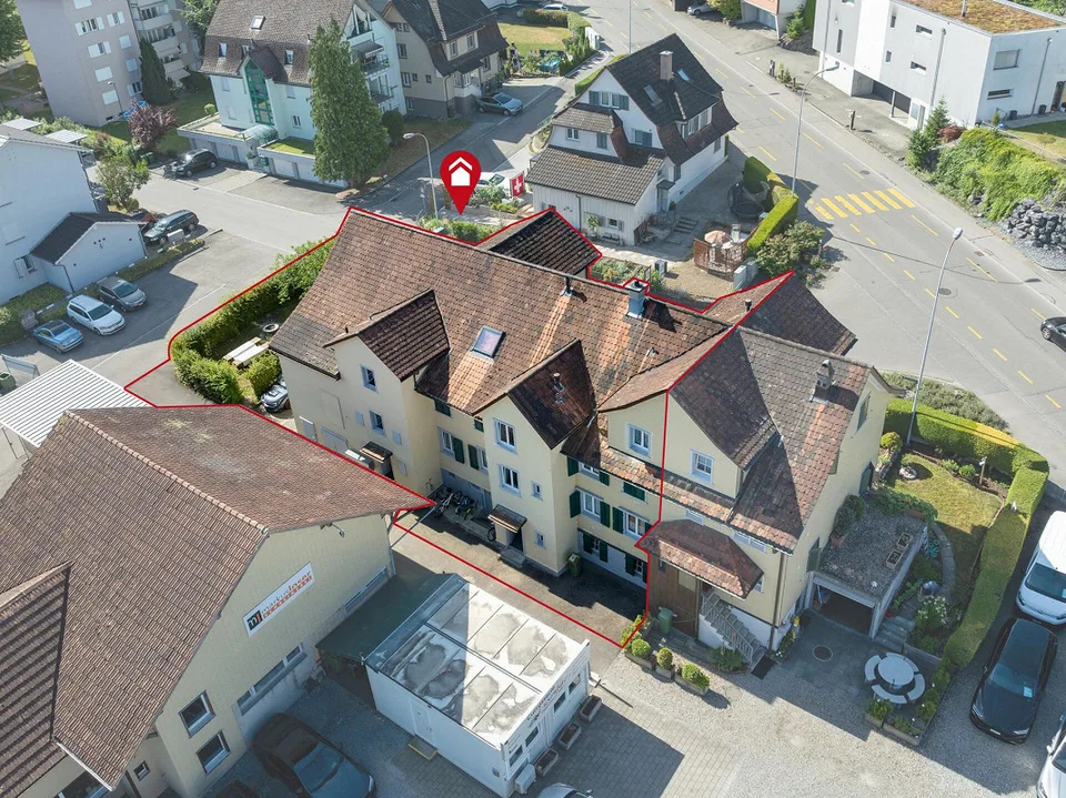 Maison multifamiliale entièrement louée avec huit appartements