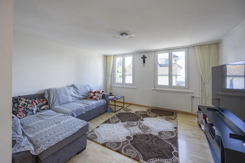 Maison multifamiliale entièrement louée avec huit appartements
