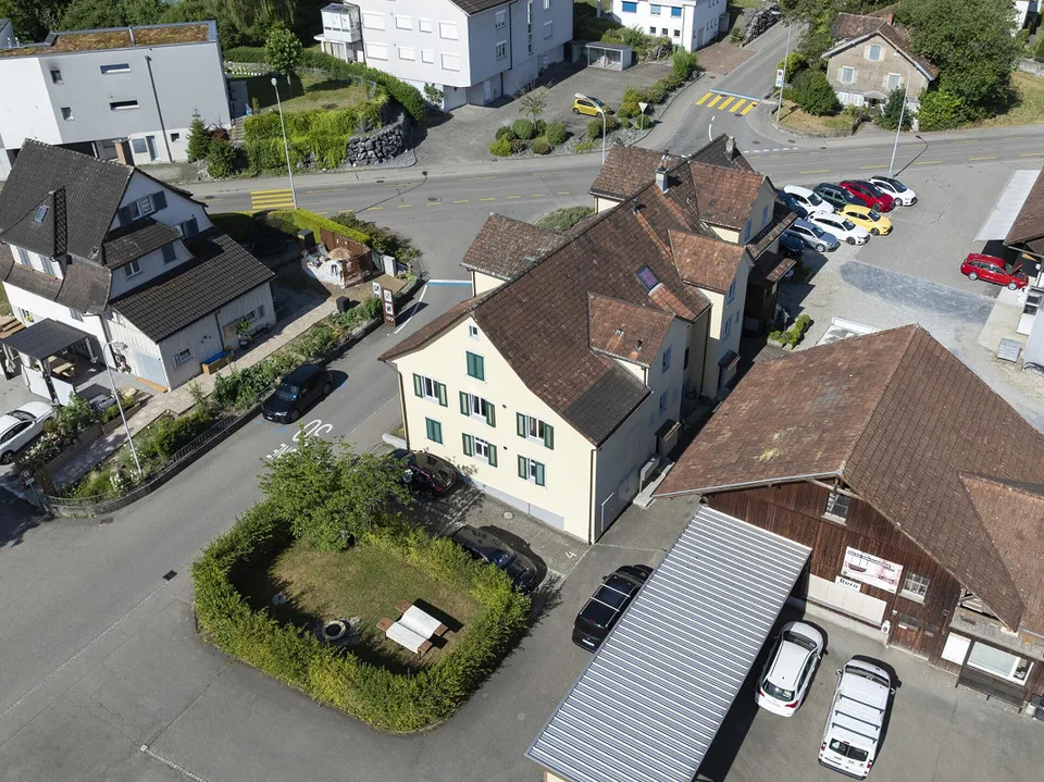Maison multifamiliale entièrement louée avec huit appartements